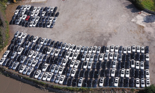 12일 경기도 평택시 BMW 차량물류센터 인근에 BMW 리콜 대상 차들이 서 있다. BMW코리아에서는 평택항에 리콜 부품인 배기가스 재순환장치(EGR)가 도착하면 이들 차량에 대해 교체 작업을 한 뒤 고객에게 차량을 인도하게 된다.  연합뉴스